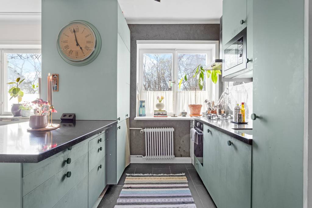 cuisine ouverte verte et papier-peint appartement 53m2