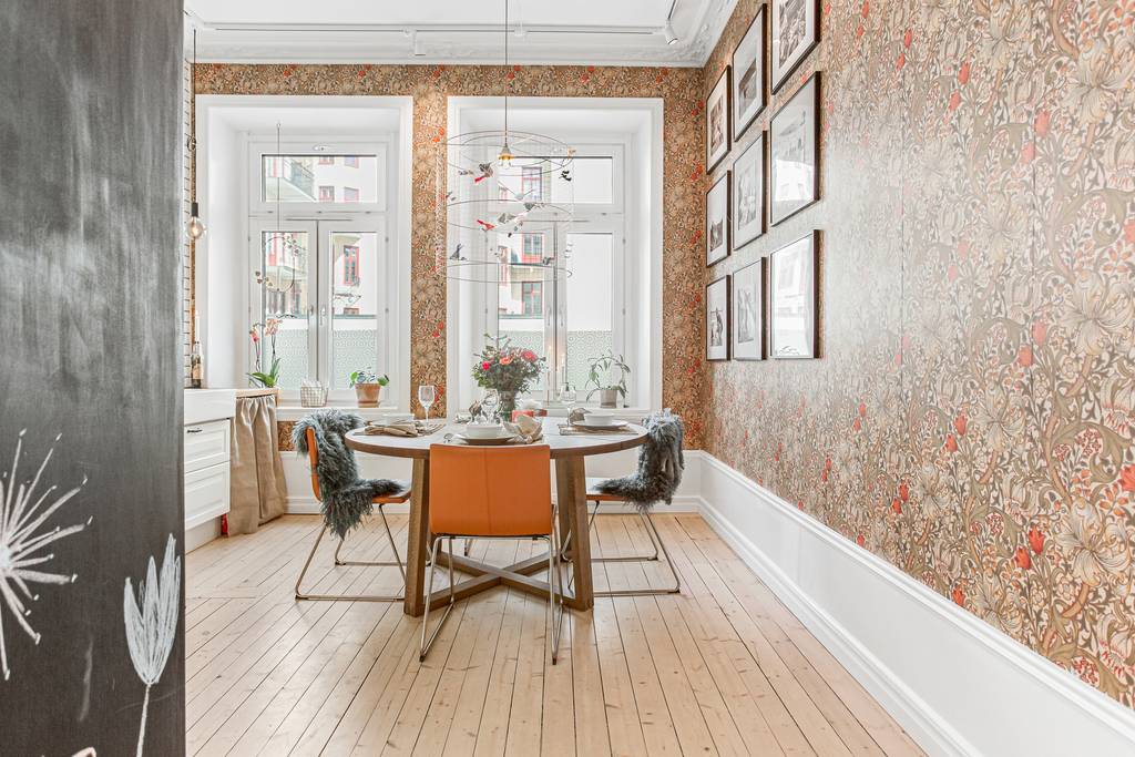 grande cuisine avec salle à manger et papier-peint studio 47m2 dans immeuble ancien grande cuisine avec salle à manger et papier-peint studio 47m2 dans immeuble ancien