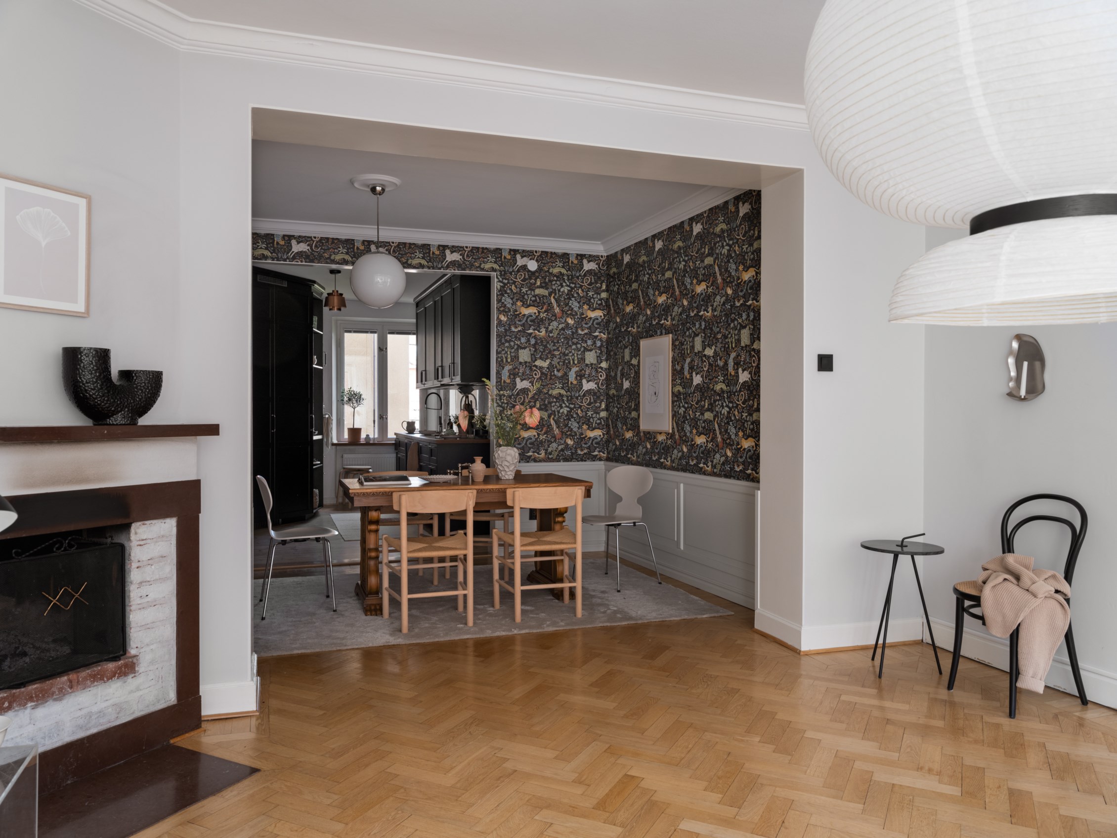 salon avec cheminée et salle à manger avec papier-peint décoration scandinave salon avec cheminée et salle à manger avec papier-peint décoration scandinave