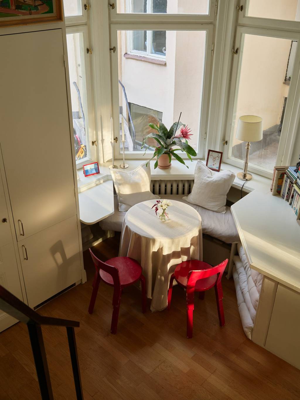 espace repas table ronde chaises rouges espace repas table ronde chaises rouges
