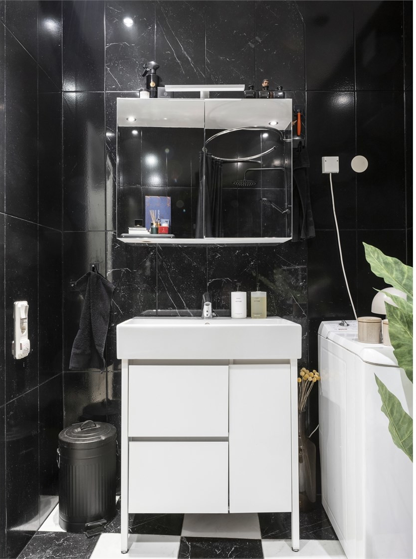 salle de bain noire et blanche murs marbre sol damier salle de bain noire et blanche murs marbre sol damier