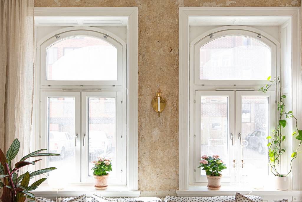 salon et chambre avec fenêtres cintrées studio 47m2 dans immeuble ancien salon et chambre avec fenêtres cintrées studio 47m2 dans immeuble ancien