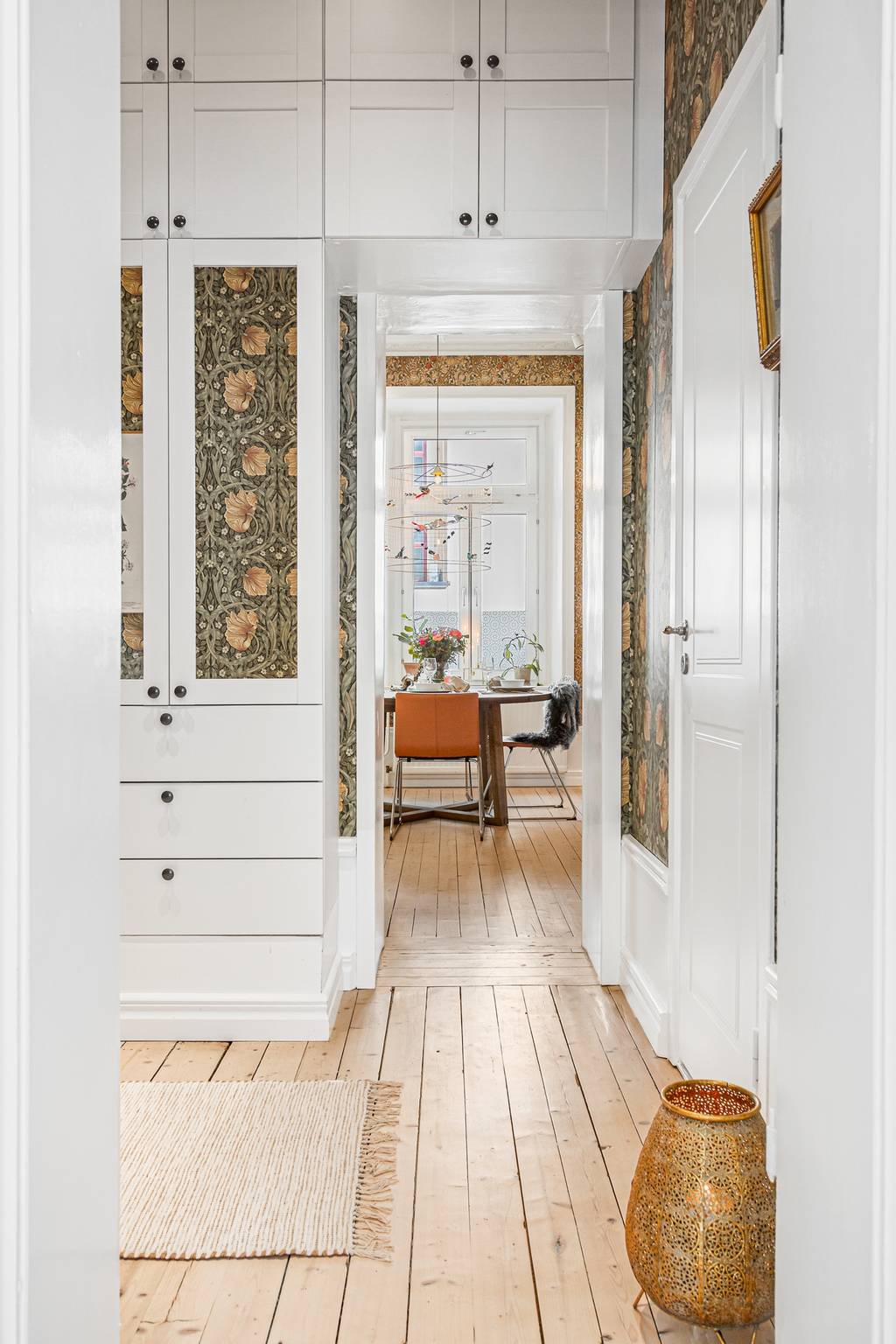 entrée avec placard et papier-peint William Morris studio 47m2 dans immeuble ancien entrée avec placard et papier-peint William Morris studio 47m2 dans immeuble ancien