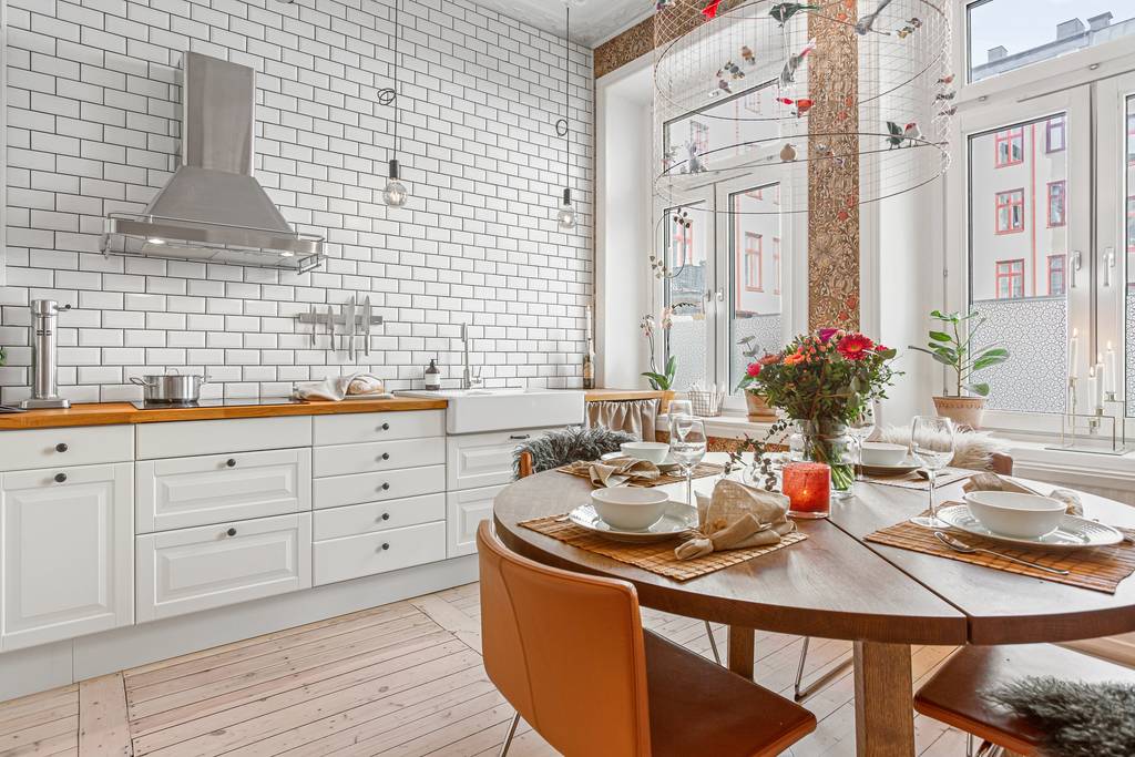 grande cuisine avec salle à manger et papier-peint studio 47m2 dans immeuble ancien grande cuisine avec salle à manger et papier-peint studio 47m2 dans immeuble ancien