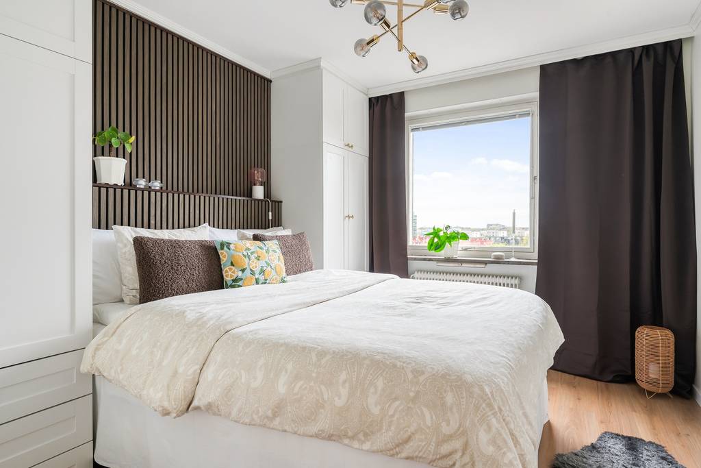 chambre murs tasseaux de bois