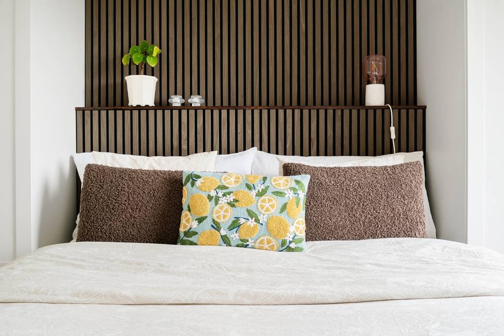 chambre mur tasseaux de bois