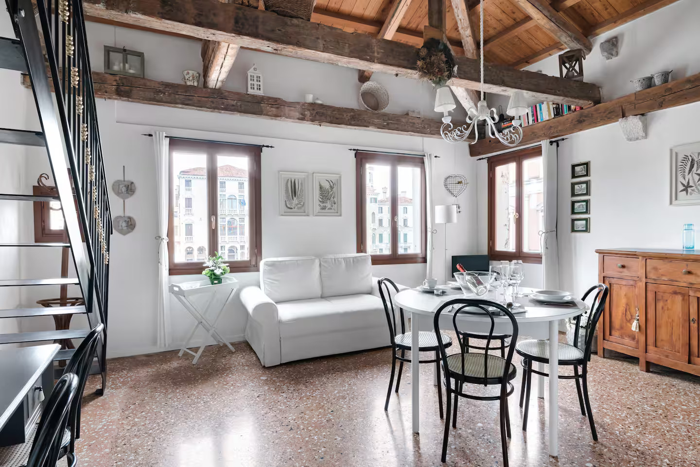 salon avec poutres appartement Venise sur le Grand Canal sol terrazzo