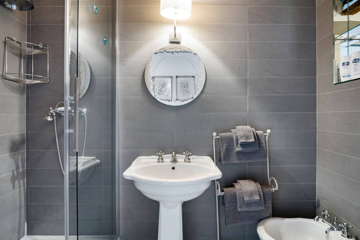 salle de bain grise