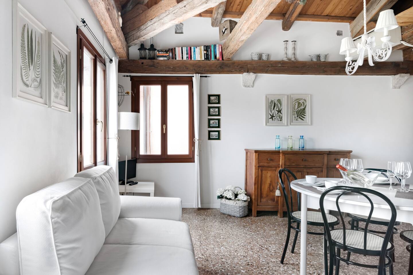 salon avec poutres appartement Venise sur le Grand Canal sol terrazzo