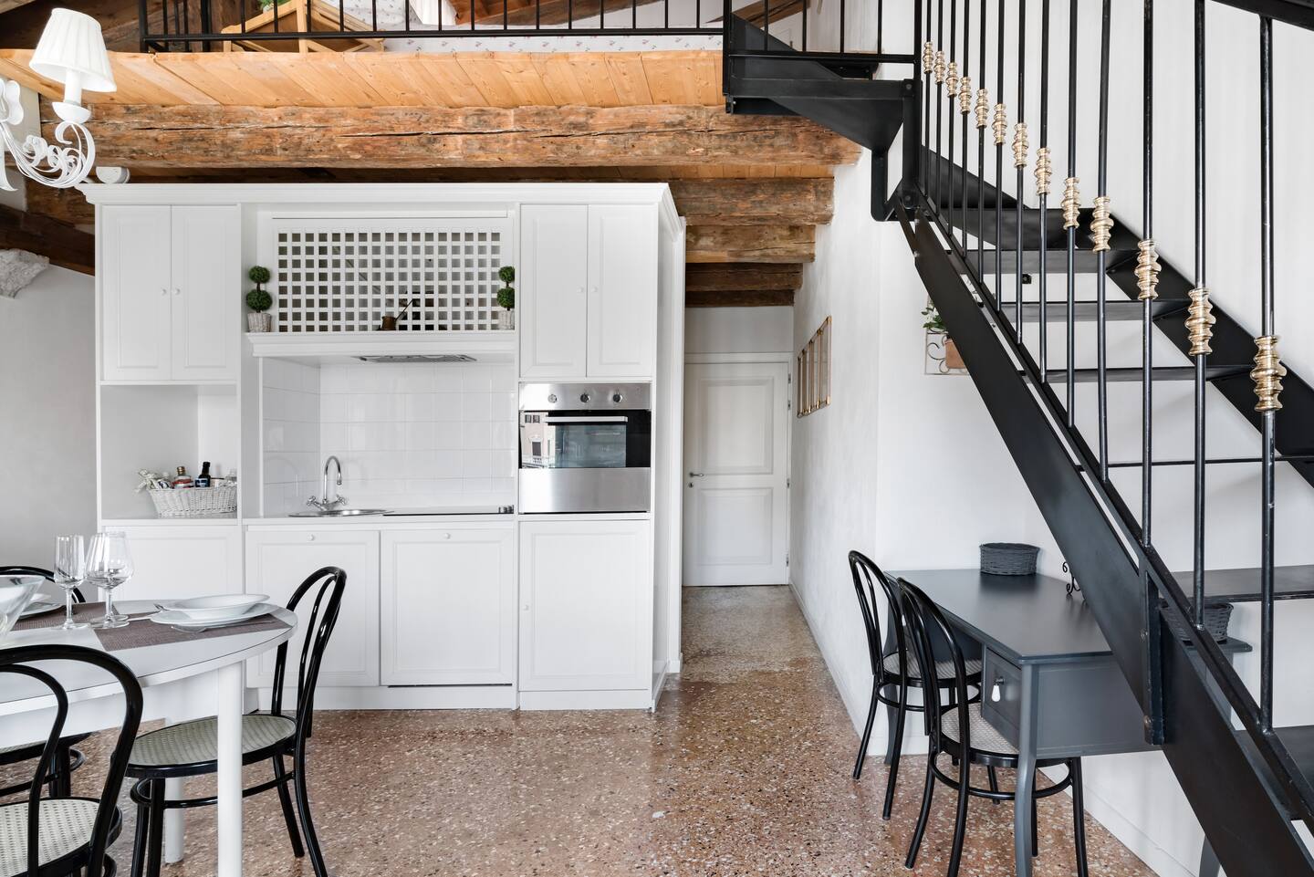 salon avec poutres et escalier appartement Venise sur le Grand Canal sol terrazzo