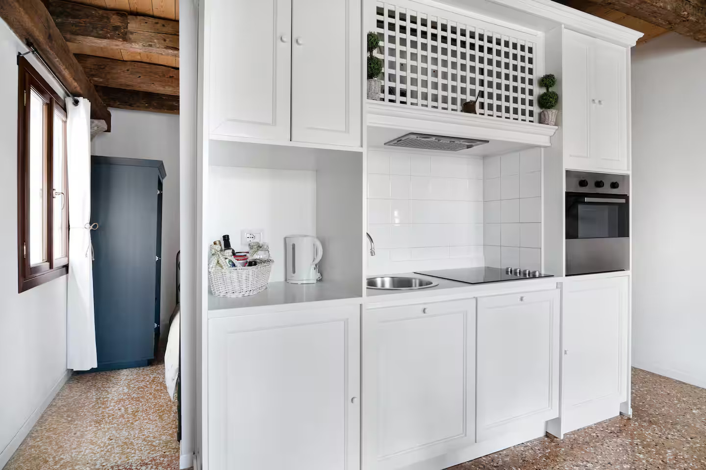 petite cuisine blanche appartement Venise