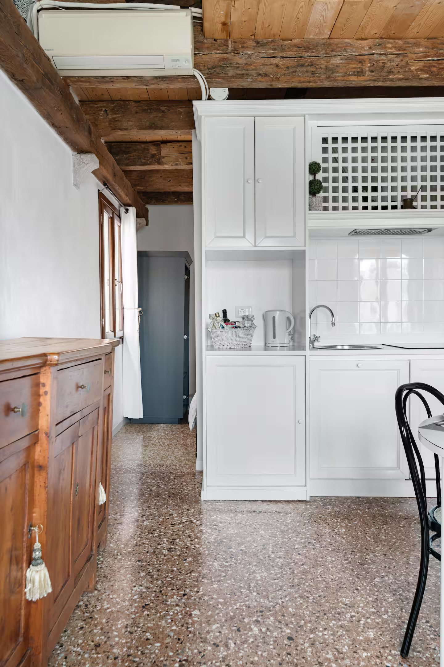 salle à manger et cuisine avec poutres appartement Venise sur le Grand Canal sol terrazzo