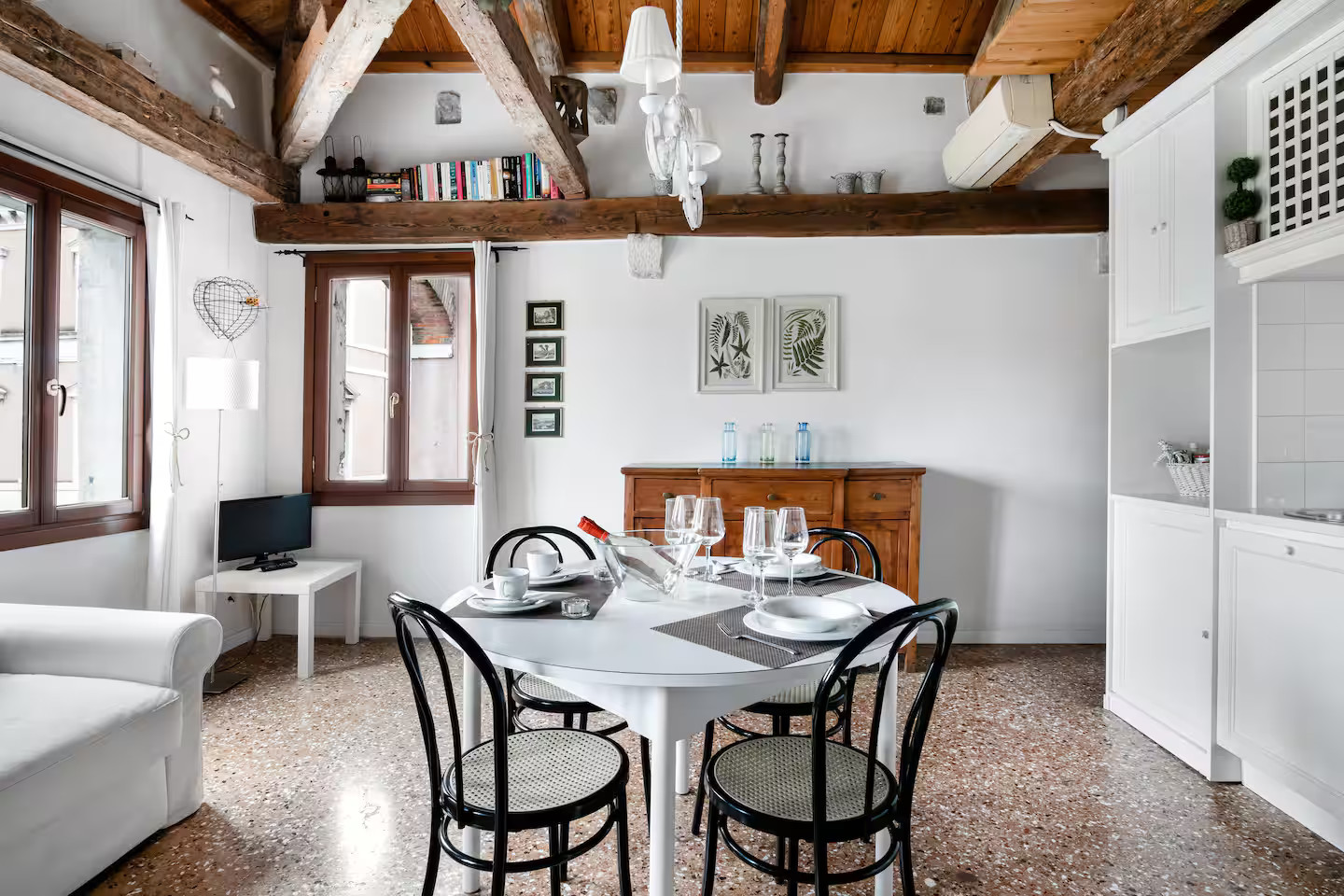 salon avec poutres appartement Venise sur le Grand Canal sol terrazzo