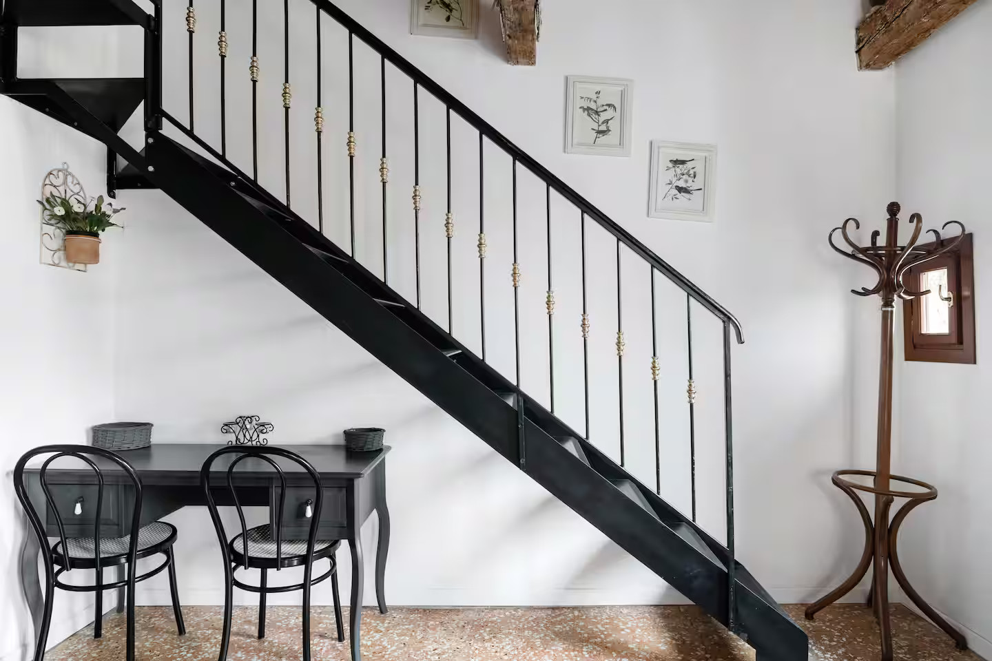 escalier métal noir appartement Venise sur le Grand Canal sol terrazzo