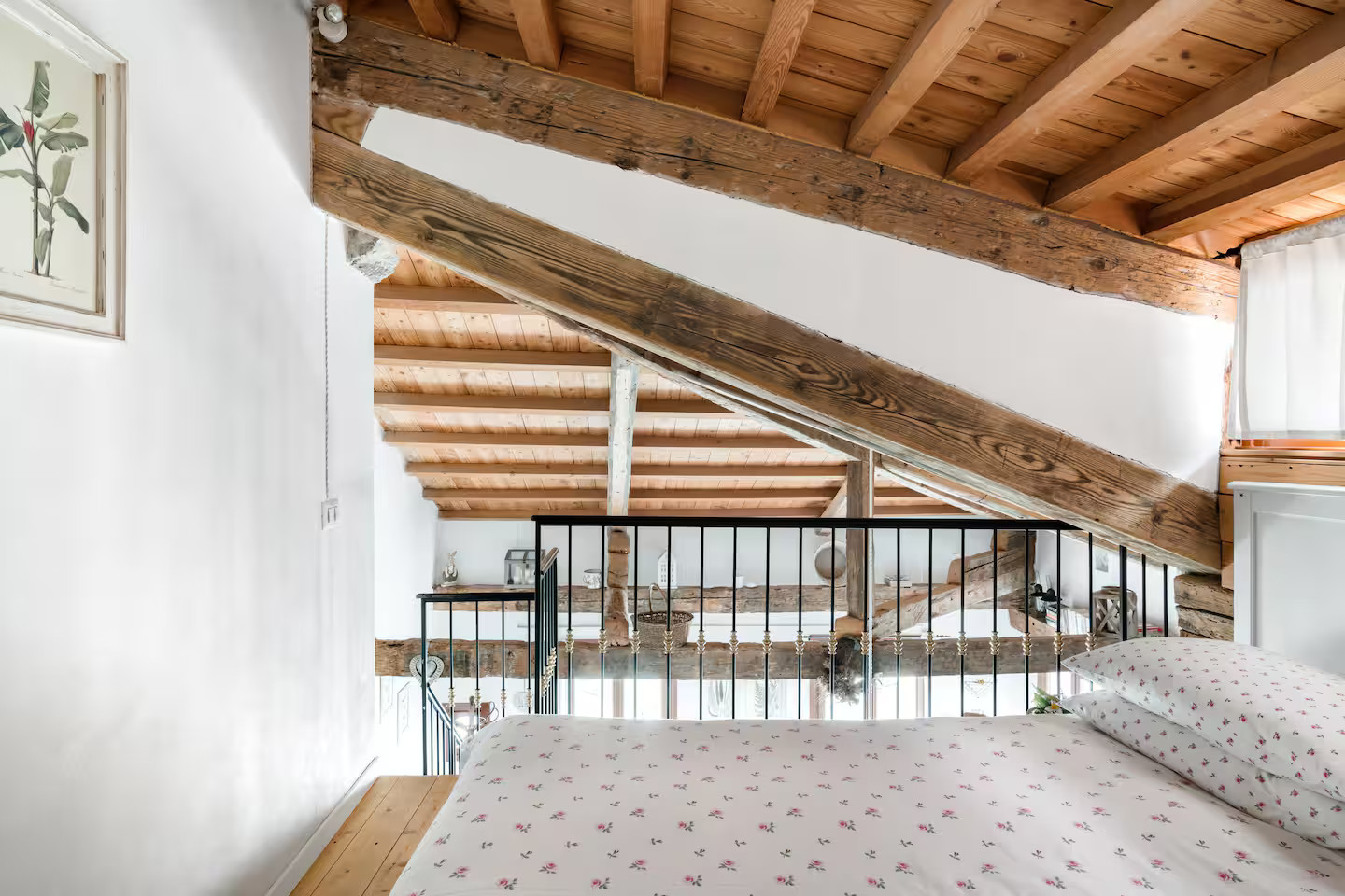 chambre mansardée sur mezzanine avec poutres