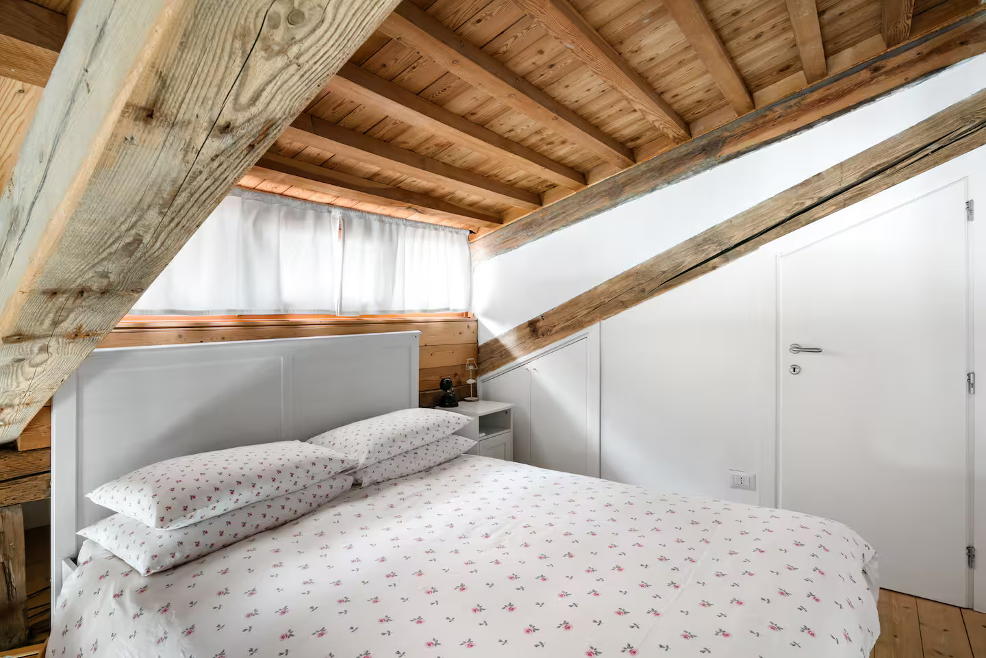 chambre mansardée sur mezzanine avec poutres