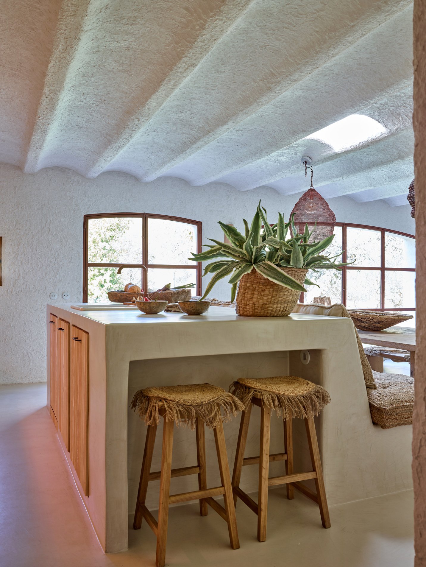 cuisine bois maison en pierres avec piscine rénovée Ibiza