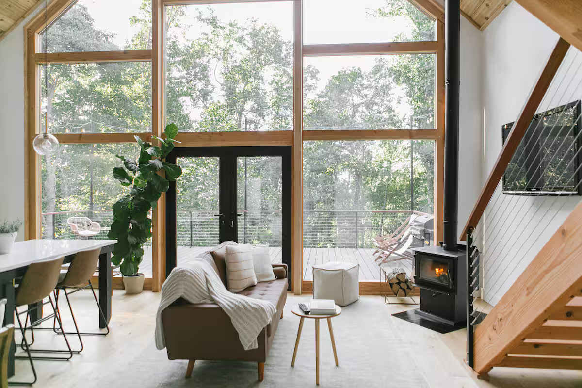 salon avec poêle et pignon vitré maison contemporaine en bois Texter Mountain Home salon avec poêle et pignon vitré maison contemporaine en bois Texter Mountain Home