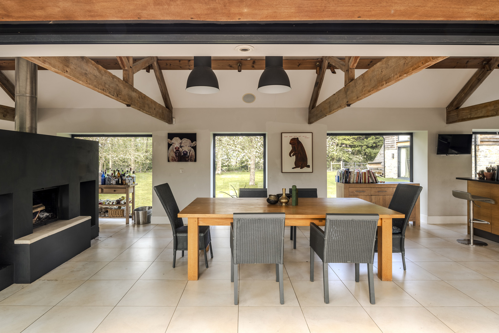 salle à manger avec poutres et cheminée double face maison contemporaine salle à manger avec poutres et cheminée double face maison contemporaine