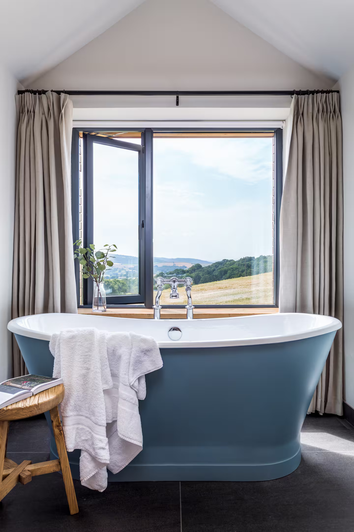 baignoire rétro bleue devant fenêtre baignoire rétro bleue devant fenêtre