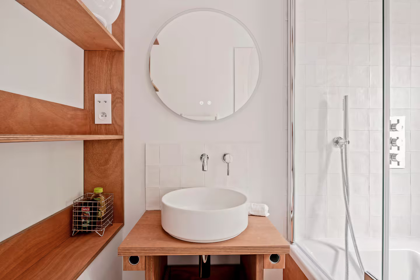 salle de bain avec baignoire balnéo
