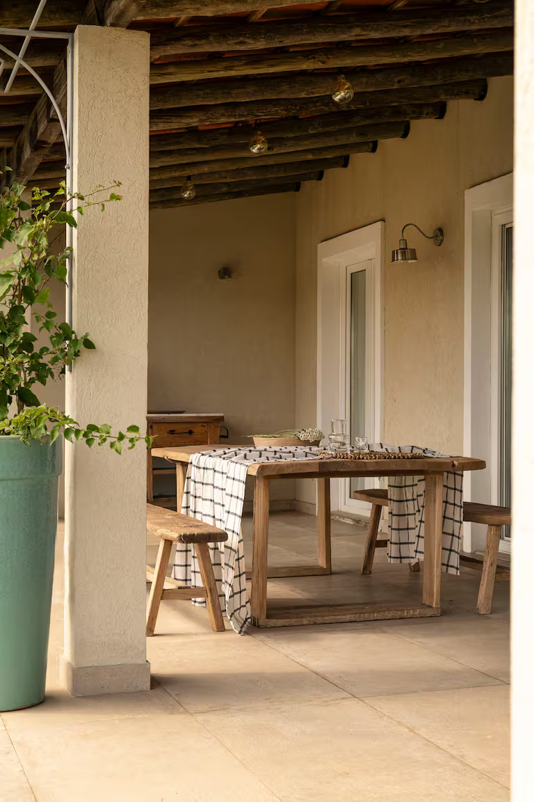 salle à manger d salle à manger d'extérieur sous terrasse couverte