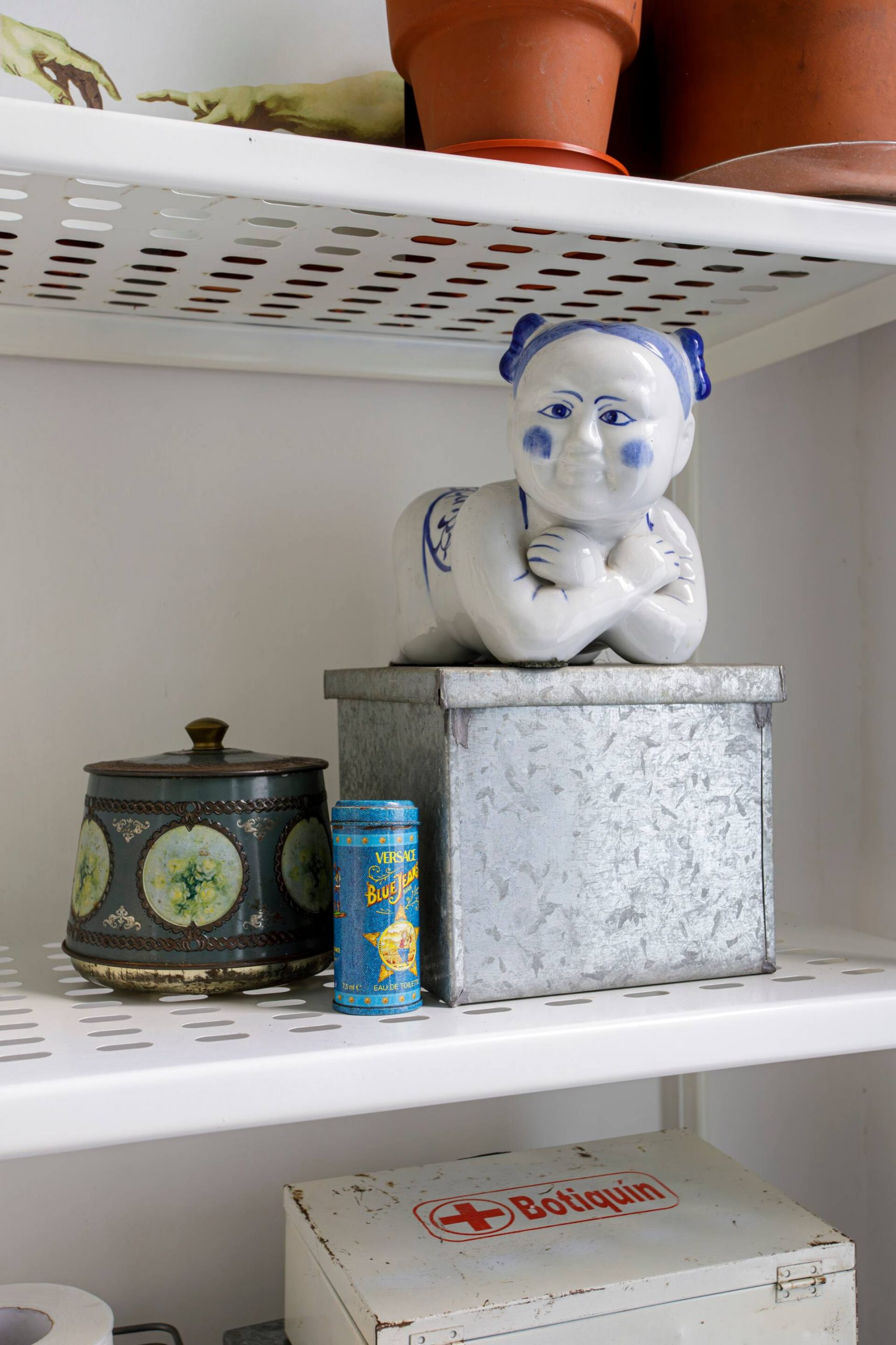 objet de collection sur étagère appartement rénové par architecte