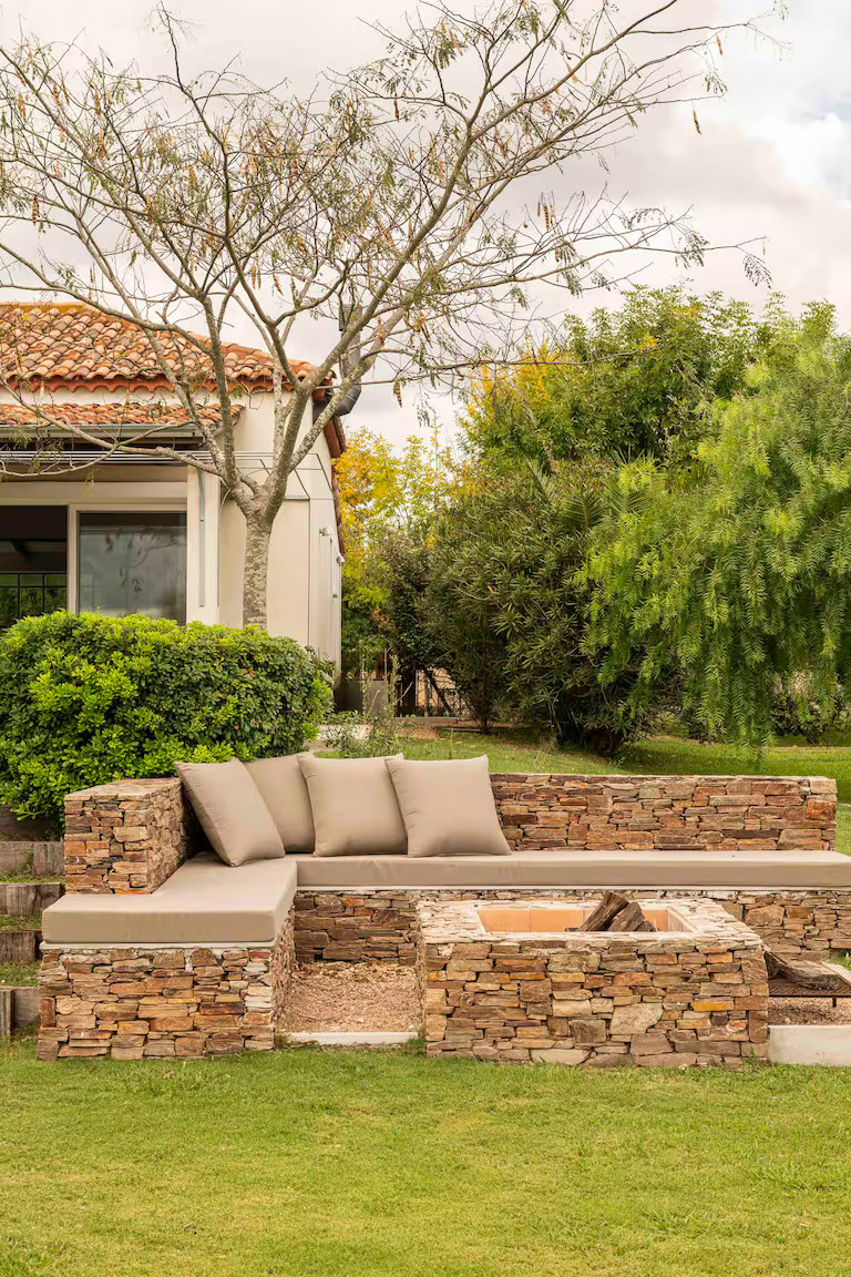 jardin avec banquette maçonnée en pierre jardin avec banquette maçonnée en pierre