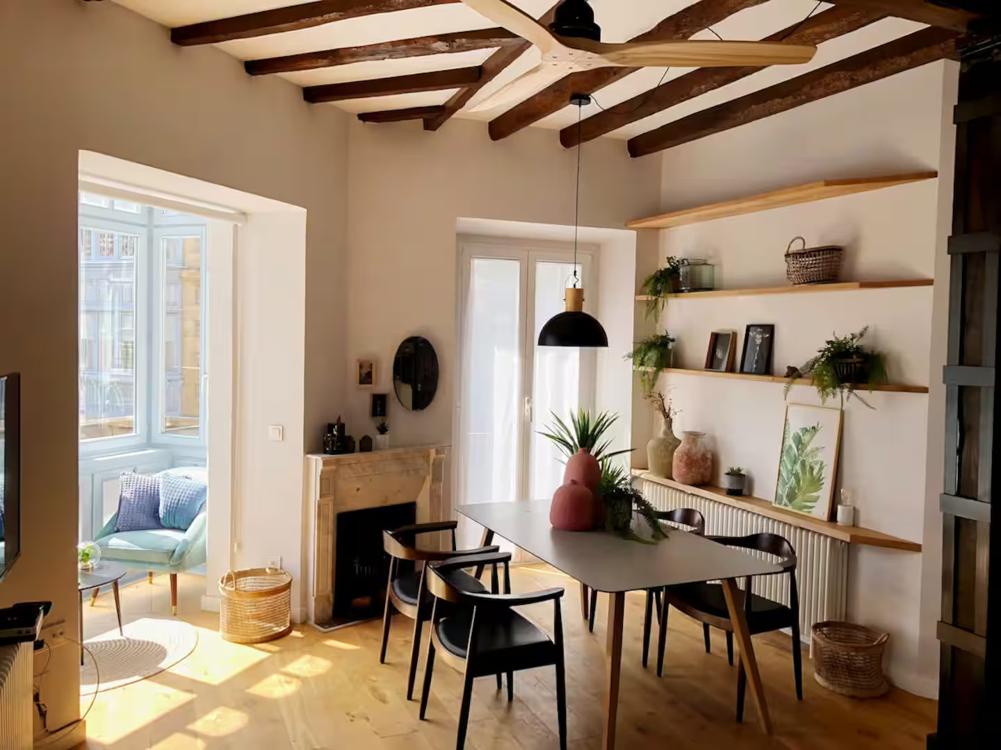 salle à manger style mid-century appartement 75m2 avec poutres salle à manger style mid-century appartement 75m2 avec poutres