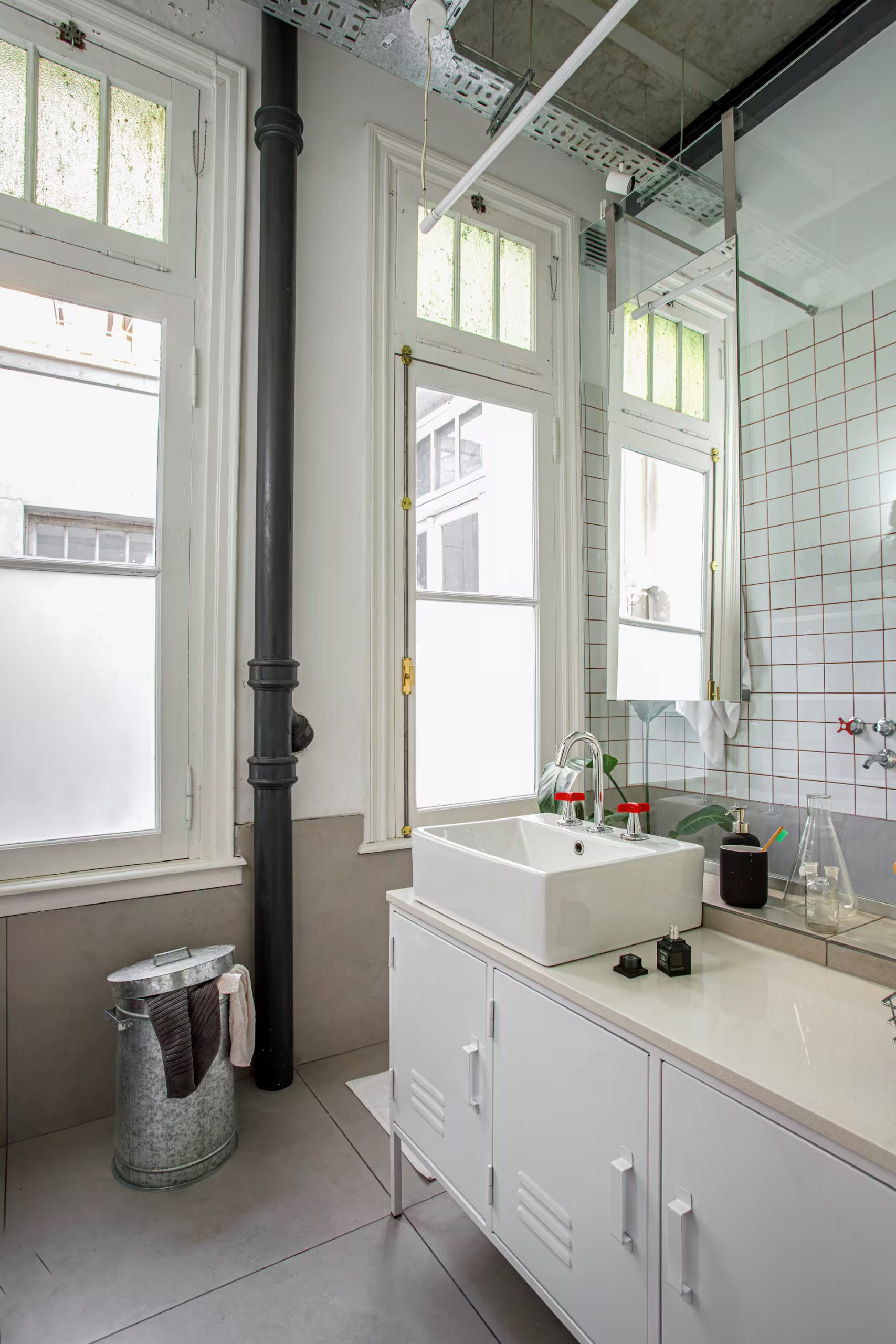 salle de bain style industriel appartement rénové par architecte