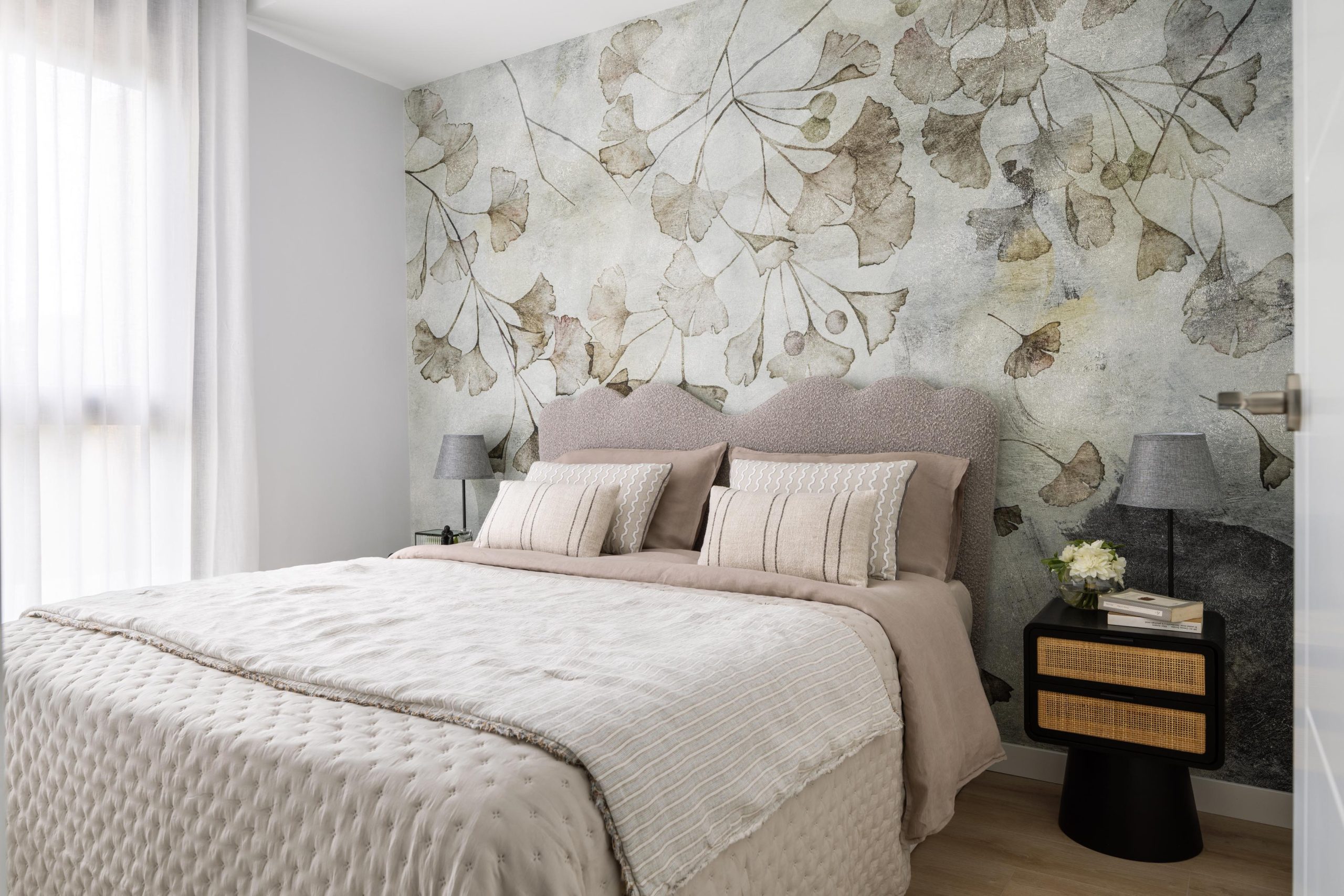 chambre avec papier-peint végétal couleur naturelle chambre avec papier-peint végétal couleur naturelle