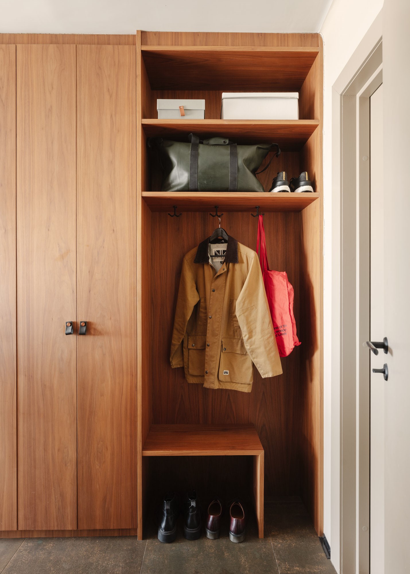 entrée avec placards sur mesure bois