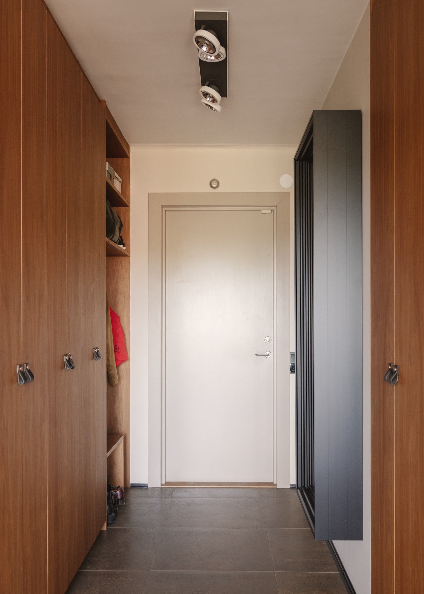 entrée avec placards sur mesure bois