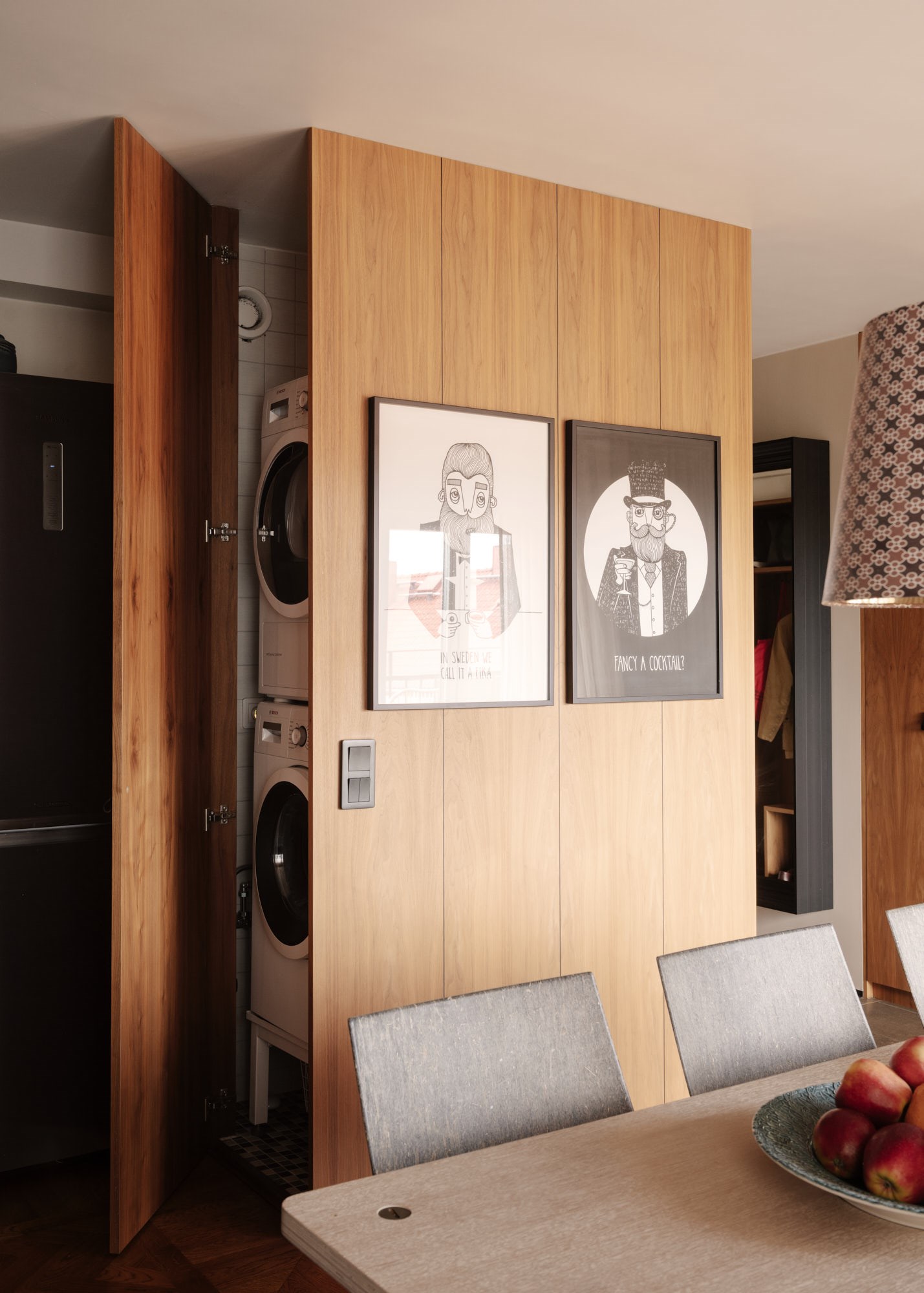 espace buanderie dans studio 42m2 avec alcôve décoration design bois et gris