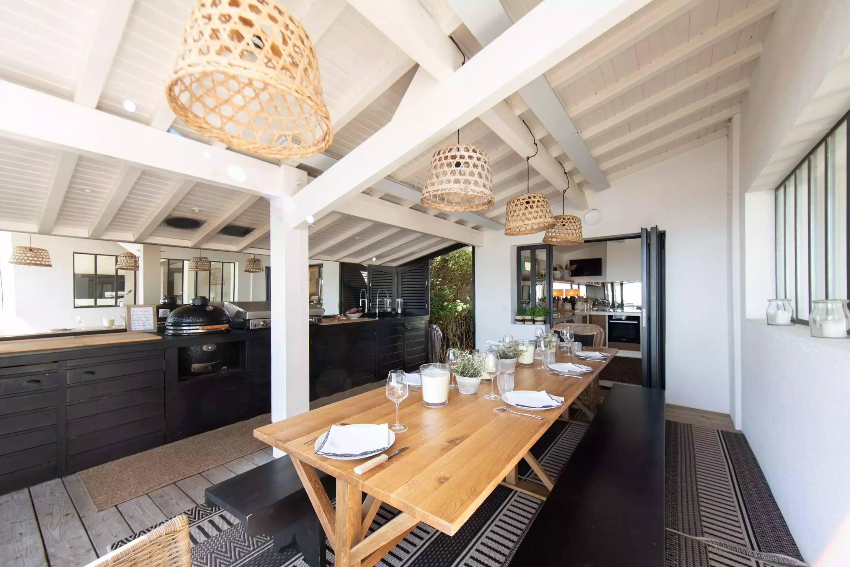 cuisine d'été sur terrasse couverte villa Biancasa