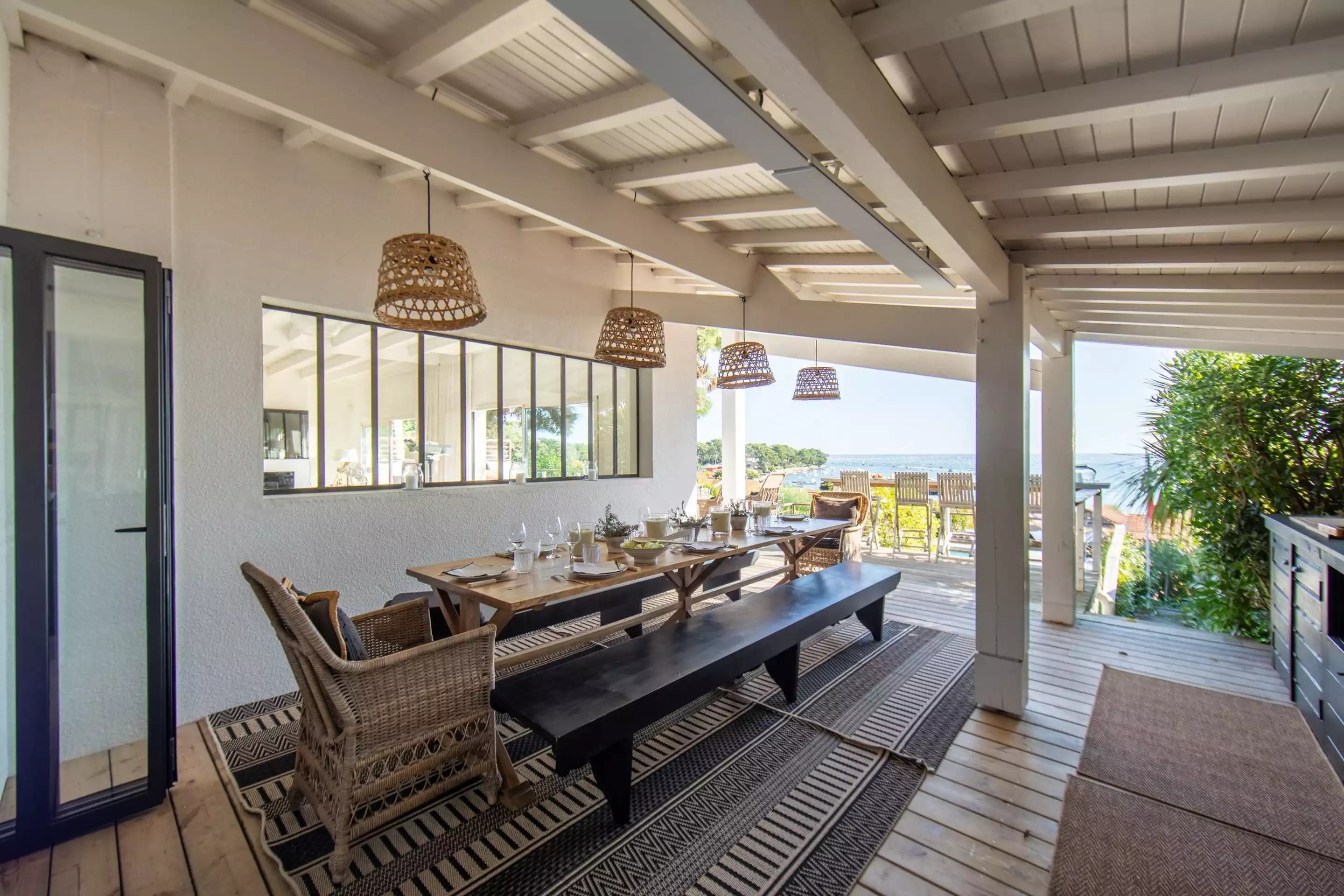 salle à manger et cuisine d'été sur terrasse couverte villa Biancasa vue mer