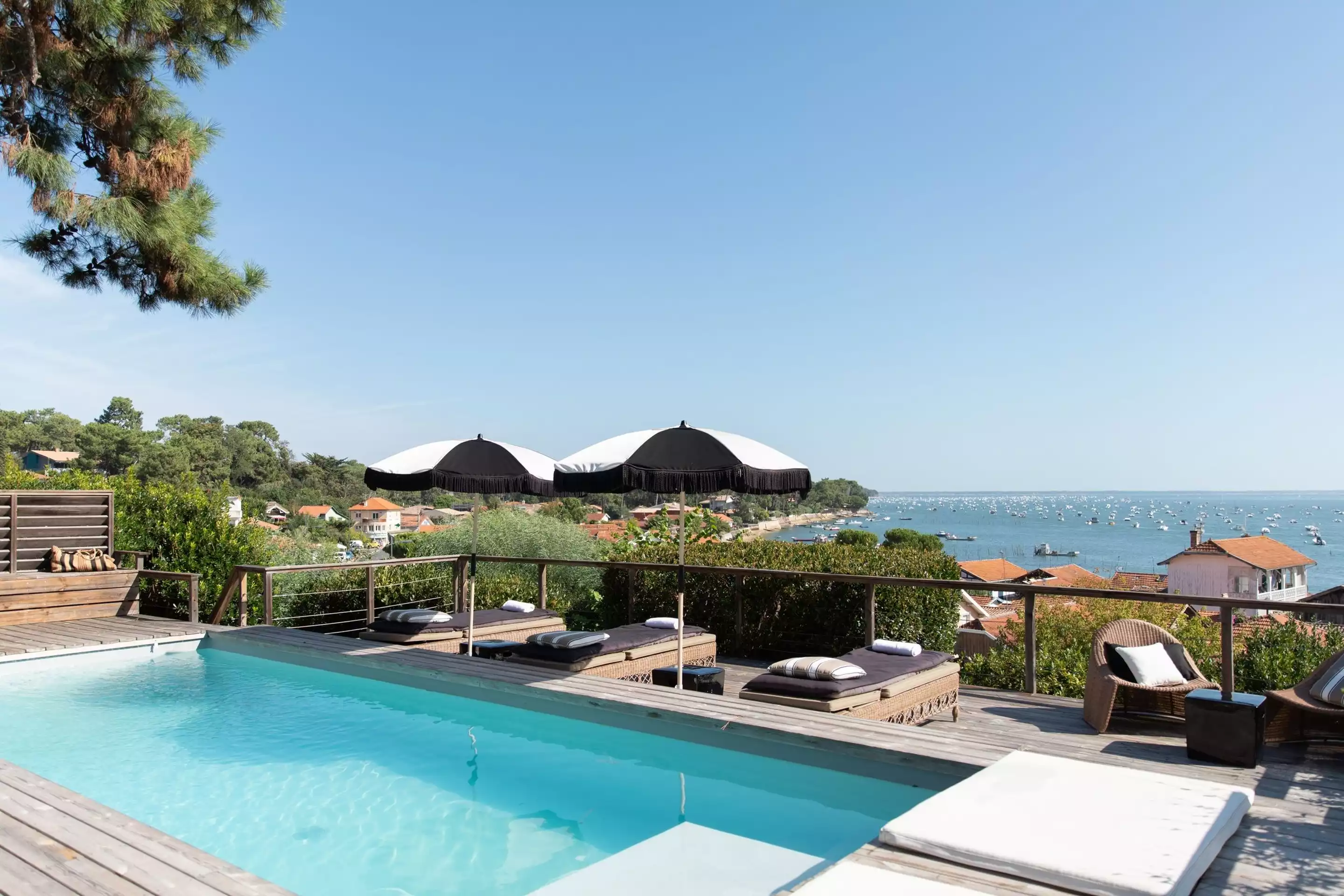 terrasse bois maison de vacances avec piscine vue mer villa Biancasa