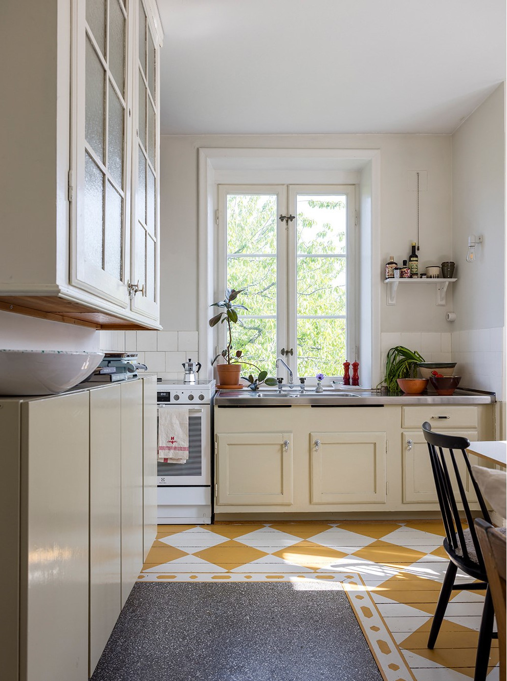 cuisine vintage parquet peint avec un damier jaune et blanc cuisine vintage parquet peint avec un damier jaune et blanc