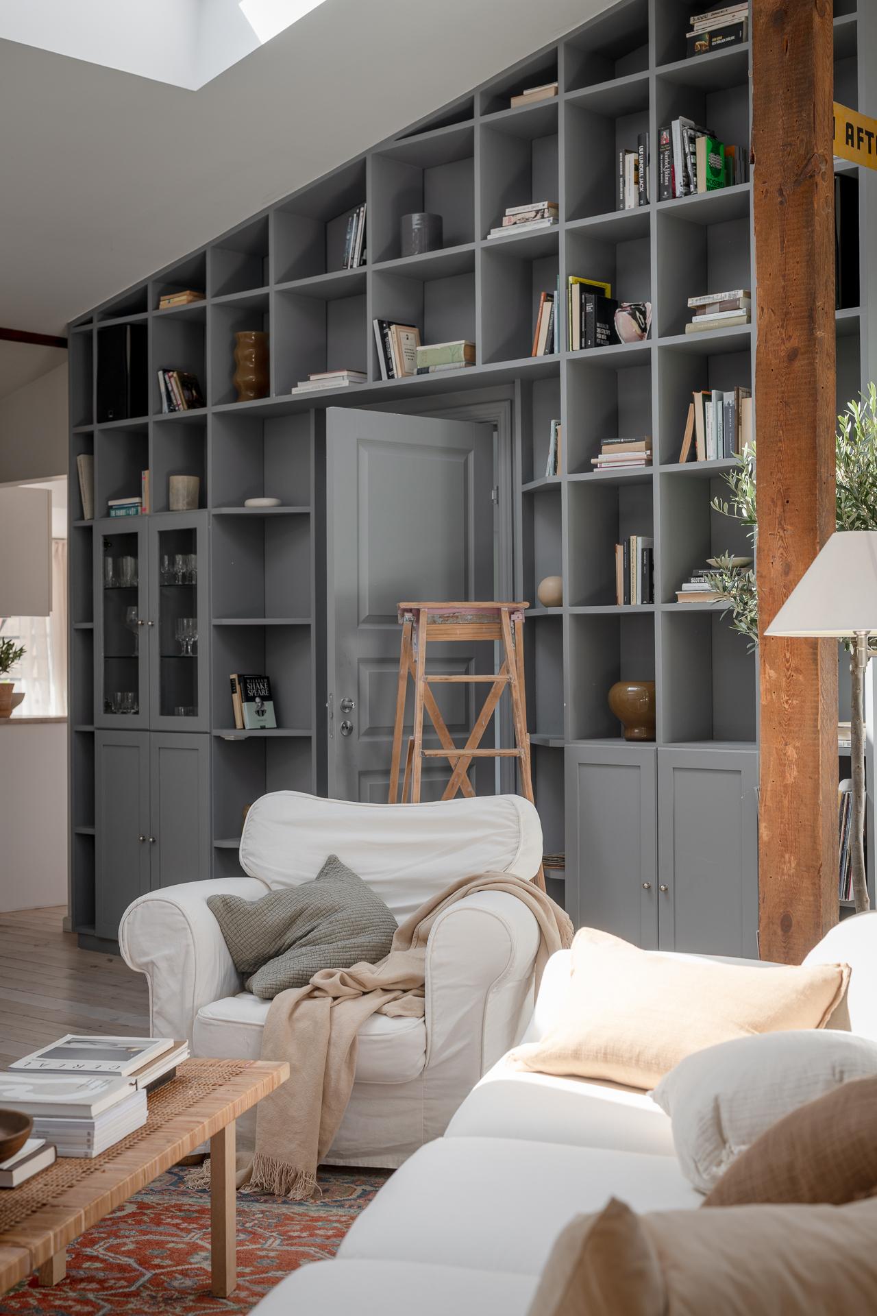 salon avec bibliothèque appartement mansardé décoration scandinave salon avec bibliothèque appartement mansardé décoration scandinave