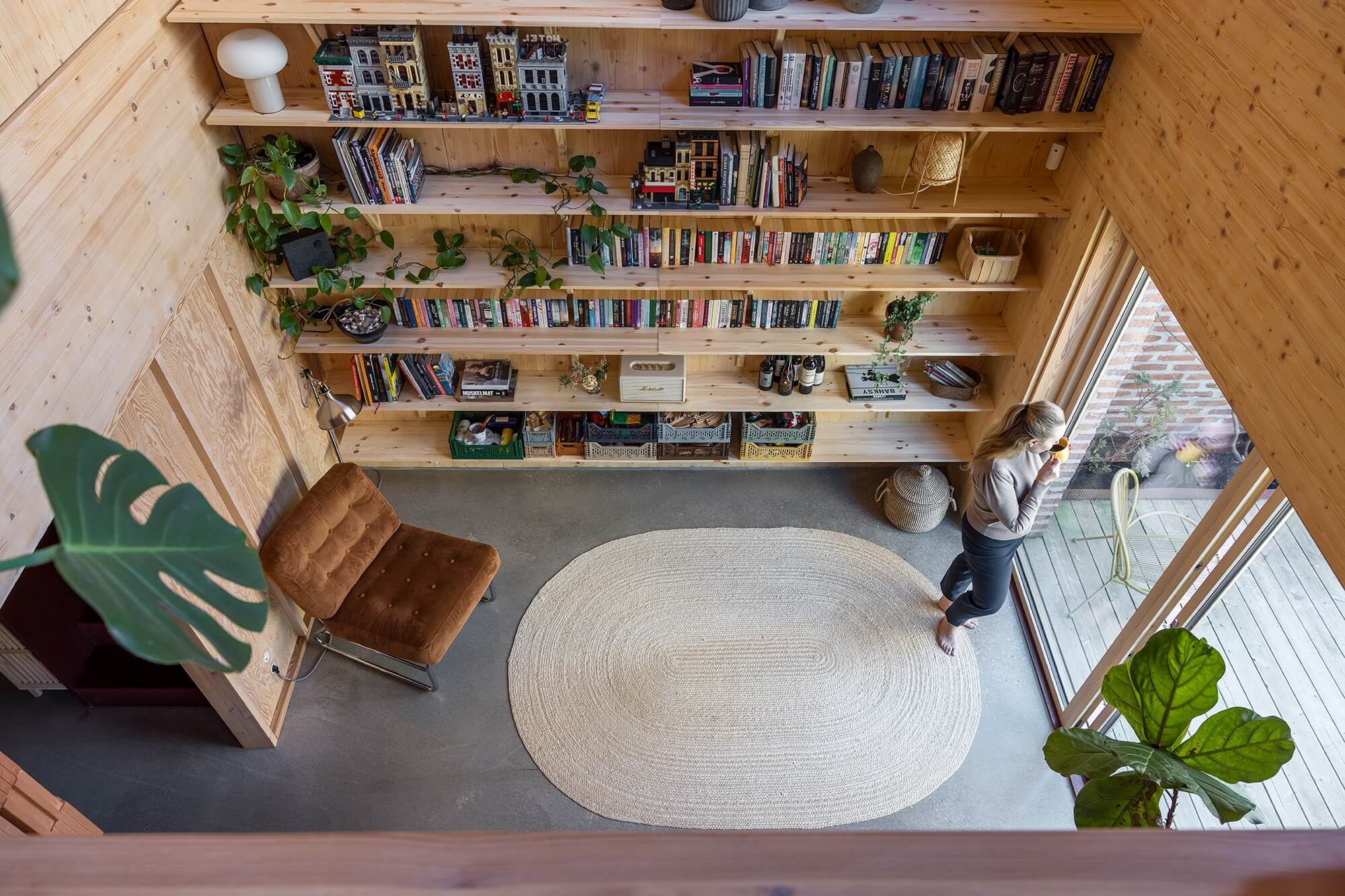 salon murs bois avec bibliothèque salon murs bois avec bibliothèque