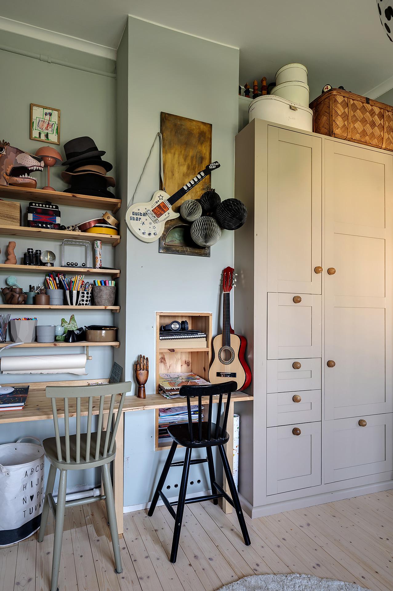 chambre enfant mur vert avec bureau double