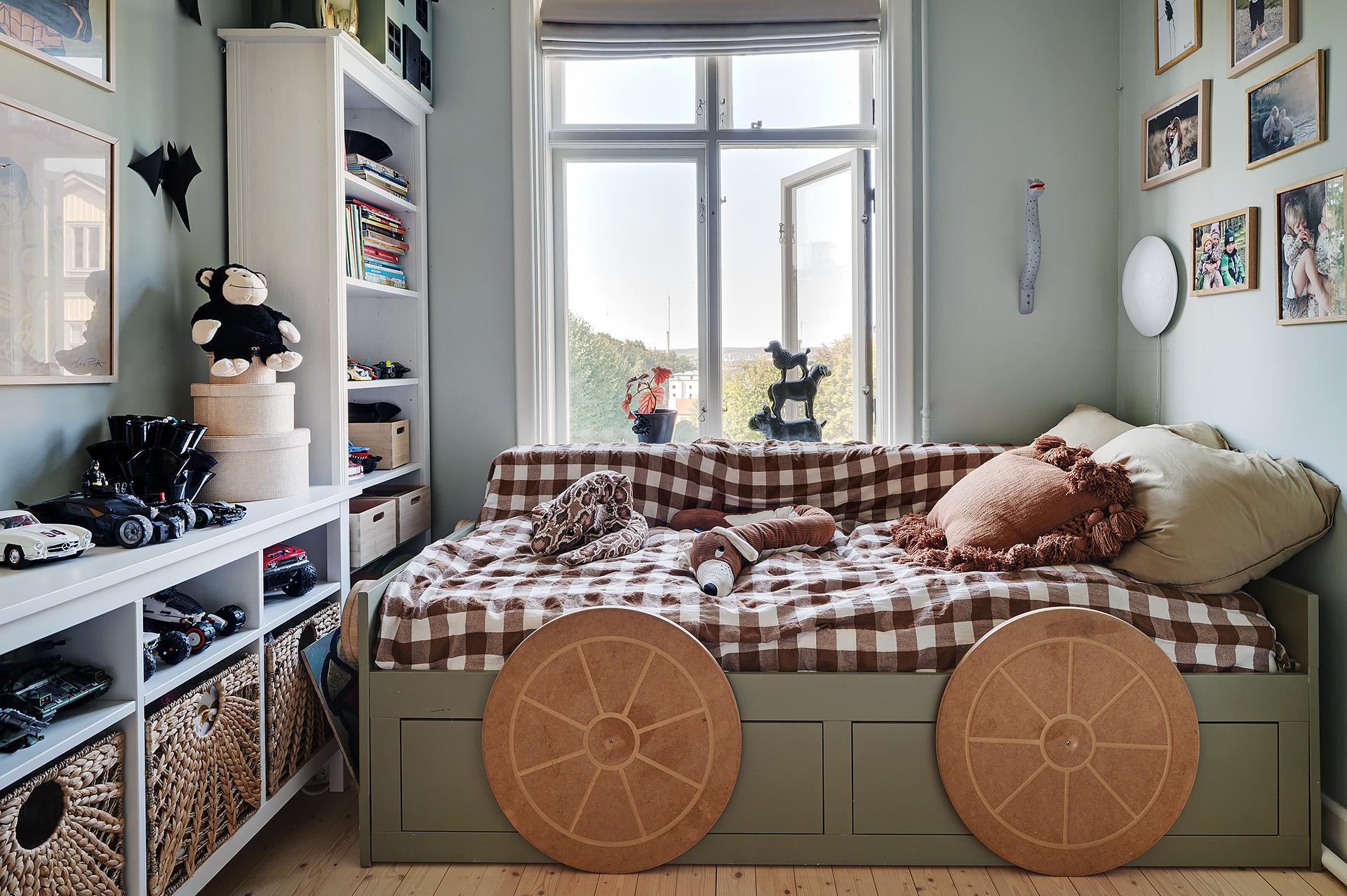 chambre enfant mur vert avec lit voiture en bois