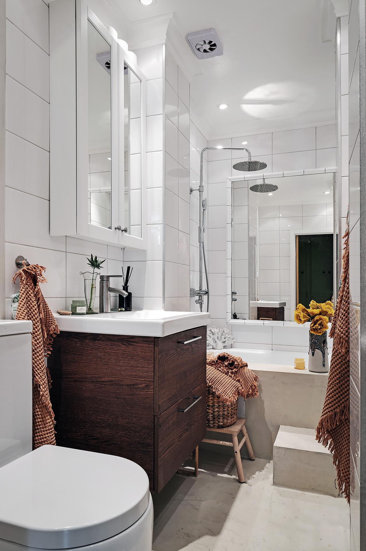 salle de bain moderne bois et blanc