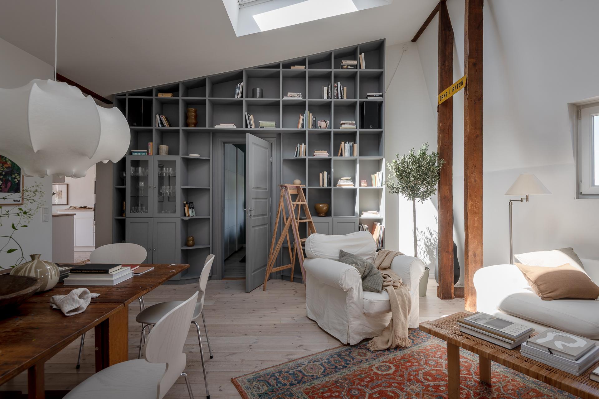 salon avec bibliothèque appartement mansardé décoration scandinave salon avec bibliothèque appartement mansardé décoration scandinave