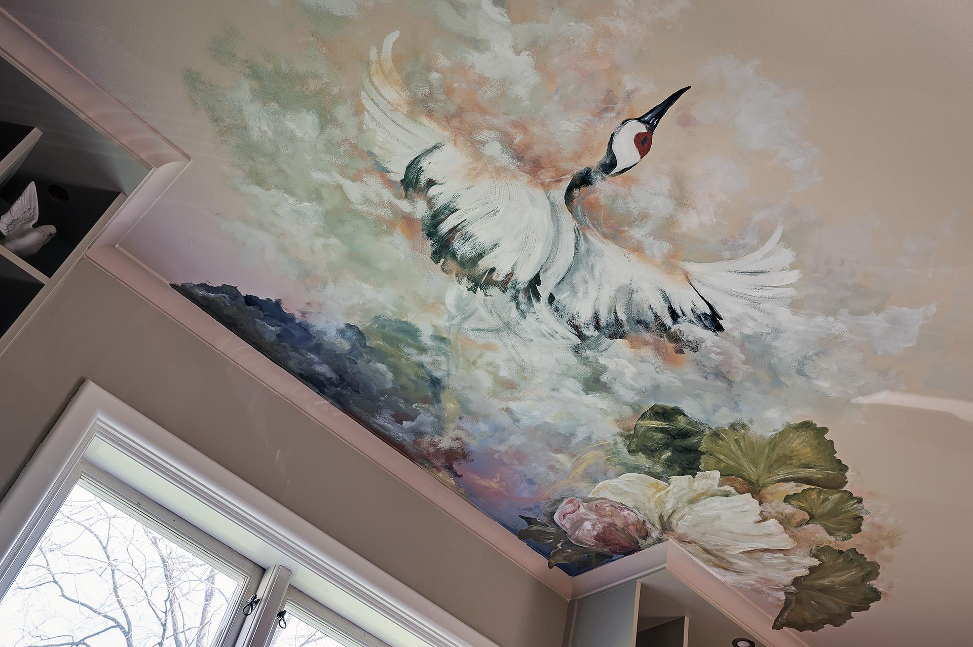 salon avec plafond peint scènes de la nature décoration classique chic