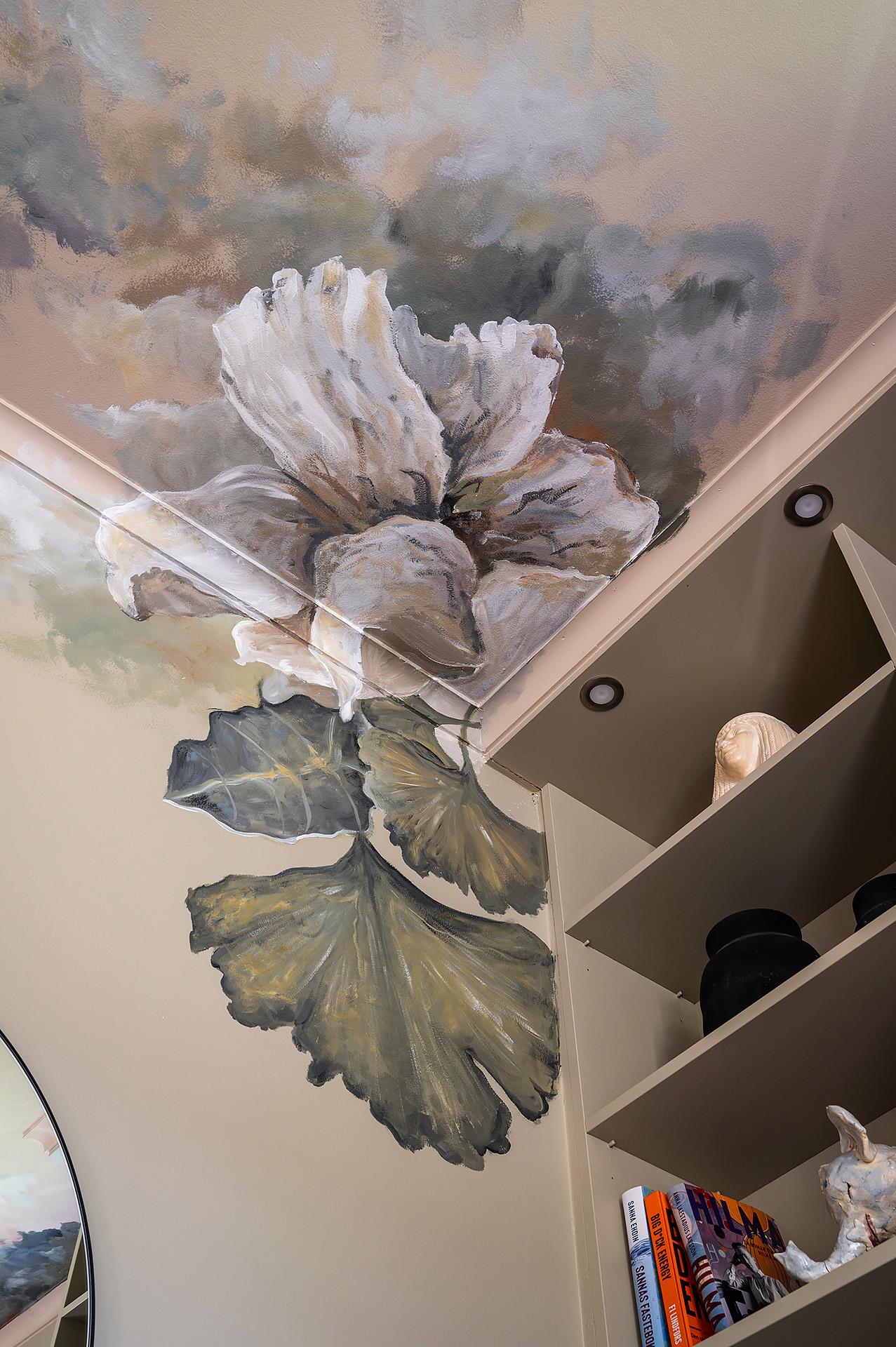 salon avec plafond peint scènes de la nature décoration classique chic