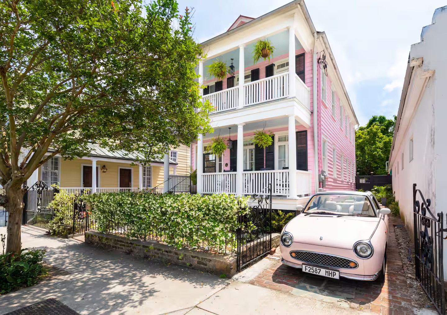 Maison Boho Rosa Charleston avec Nissan Figaro rose