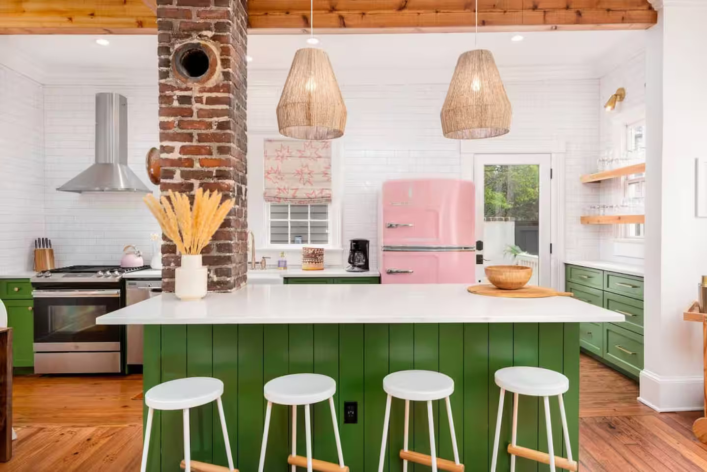 cuisine verte et rose maison de ville Boho Rosa House Charleston