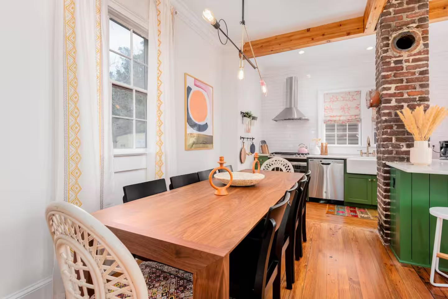 salle à manger et cuisine verte et rose maison de ville Boho Rosa House Charleston