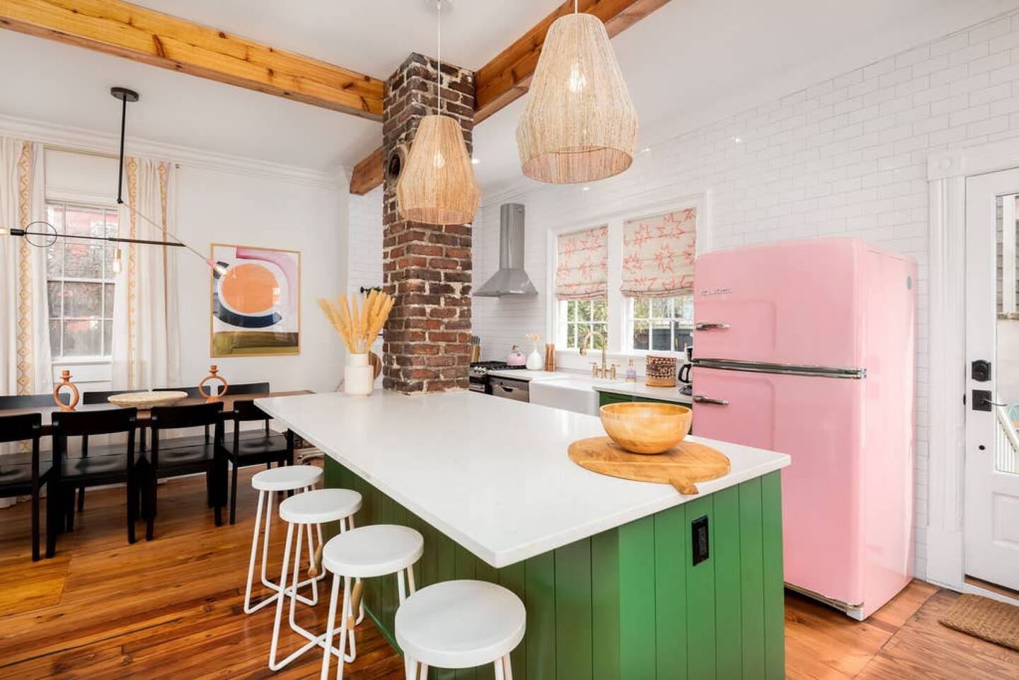 cuisine verte et rose maison de ville Boho Rosa House Charleston